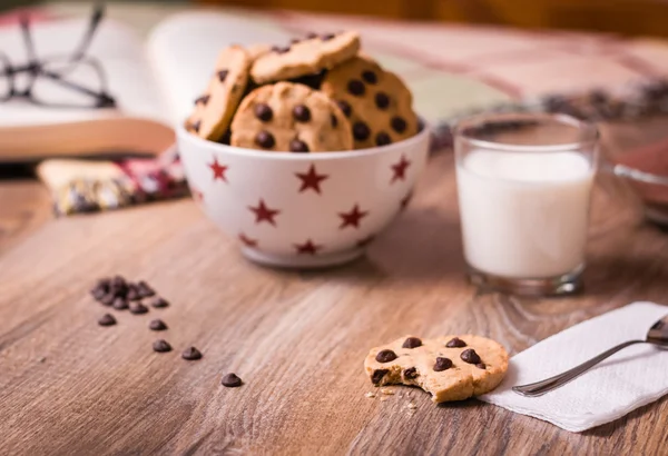 Csokoládé chip cookie-kat és tejet fa háttér — Stock Fotó