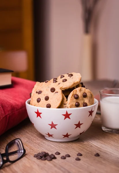 Csokoládé chip cookie-kat és tejet fa háttér — Stock Fotó