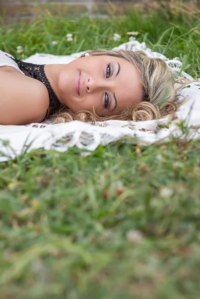 Vacker flicka avkopplande på gräset — Stockfoto