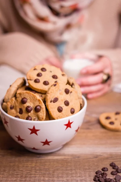 Csokoládé chip cookie-kat a csillagok tálat át egy táblázat — Stock Fotó
