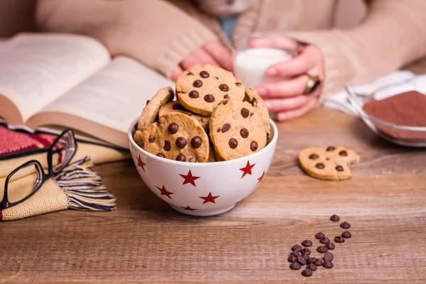 Csokoládé chip cookie-kat a csillagok tálat át egy táblázat — Stock Fotó