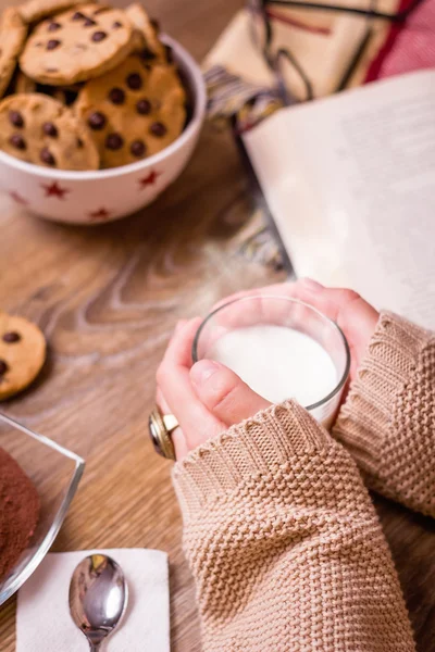 Mani femminili con bevanda calda e biscotti al cioccolato — Foto Stock