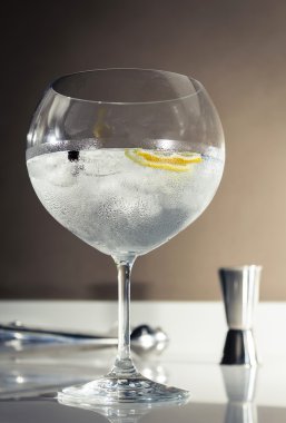 cin tonik club bar arka plan üzerinde kokteyl