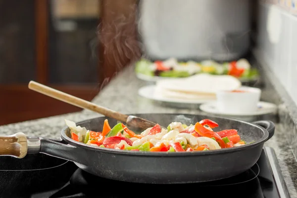 潘烹饪蔬菜和鸡肉在厨房里 — 图库照片