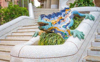 park guel renkli mozaik seramik ejderha