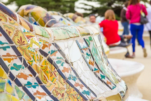 Banc mosaïque coloré du parc Guell à Barcelone — Photo