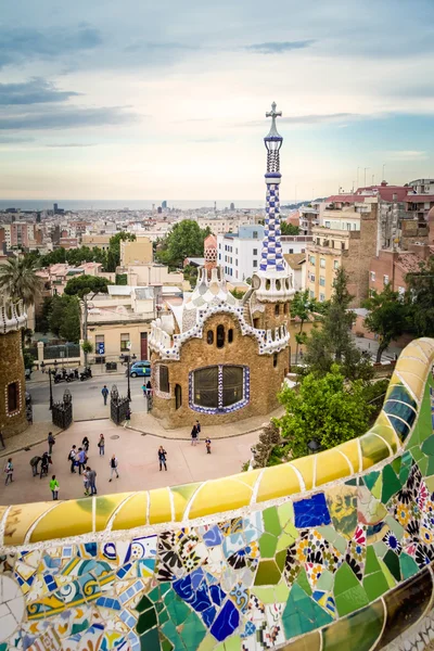 Ceramic bench and entrance pavilion of park Guell — Stock Photo, Image