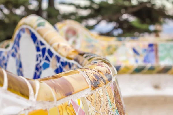 在巴塞罗那的奎尔公园长凳上丰富多彩的马赛克 — 图库照片