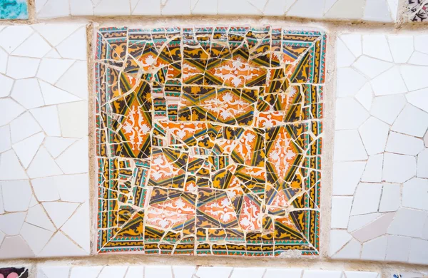 Mosaicos de cerâmica coloridos no parque Guell, Barcelona — Fotografia de Stock