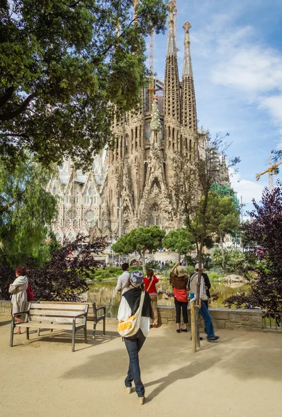 People photographing the Sagrada Familia cathedral — Stock Photo, Image