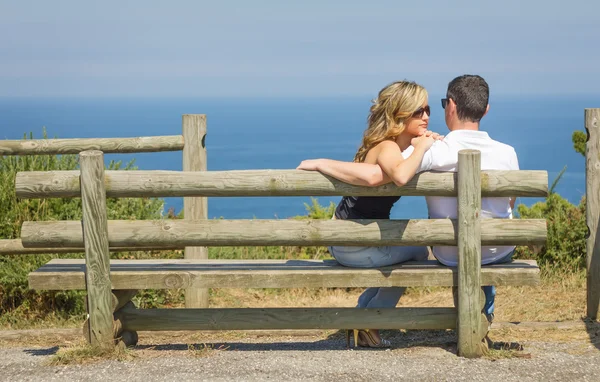 Vista posteriore della coppia d'amore seduta all'aperto sulla panchina — Foto Stock