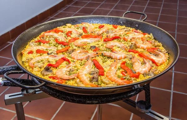 Paella tradizionale spagnola cotta in padella — Foto Stock