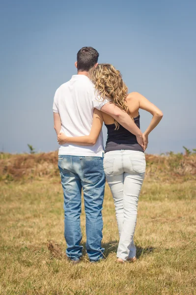 Älska par embracing utomhus på en sommardag — Stockfoto