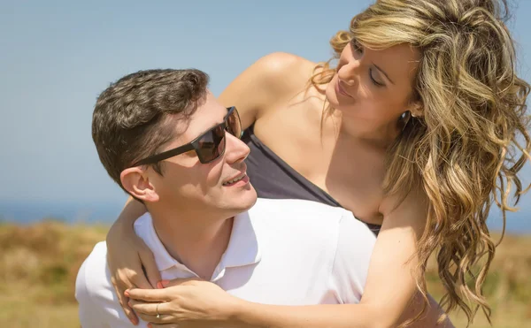 Amor casal abraçando ao ar livre em um dia de verão — Fotografia de Stock