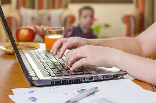 kadın el notebook ve çocuk oyun yazma