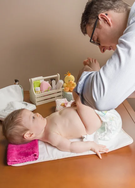 Padre cambiando pañales de adorable bebé — Foto de Stock