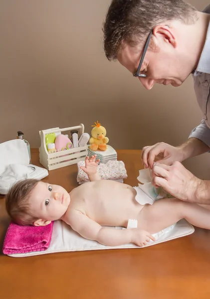 Padre cambiando pañales de adorable bebé — Foto de Stock