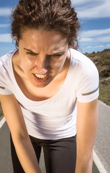 Müdes Läufermädchen schwitzt nach Lauf mit Sonne — Stockfoto