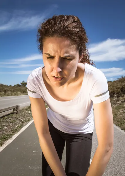 Müdes Läufermädchen schwitzt nach Lauf mit Sonne — Stockfoto