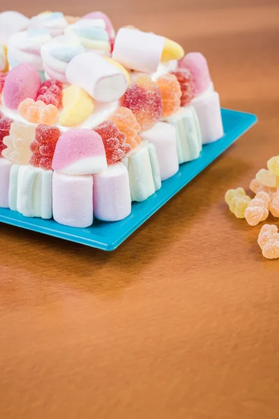 Marshmallows and jelly beans cake in pastel tones — Stock Photo, Image