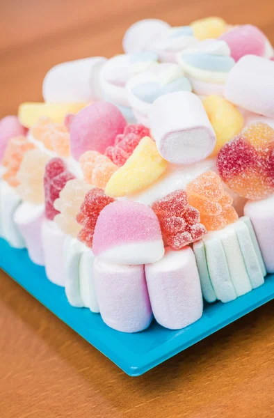 Marshmallows and jelly beans cake in pastel tones — Stock Photo, Image