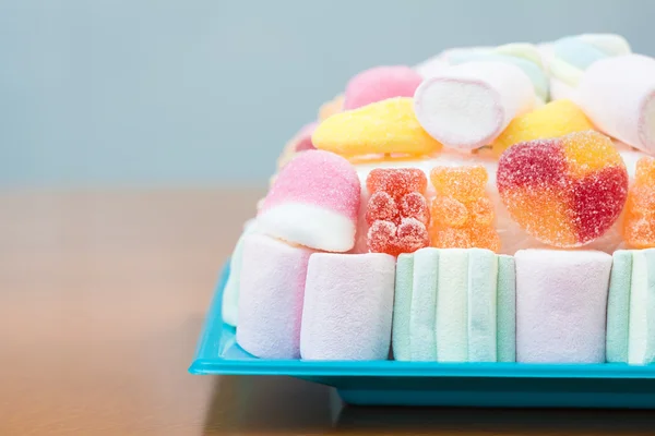 Marshmallows and jelly beans cake in pastel tones — Stock Photo, Image