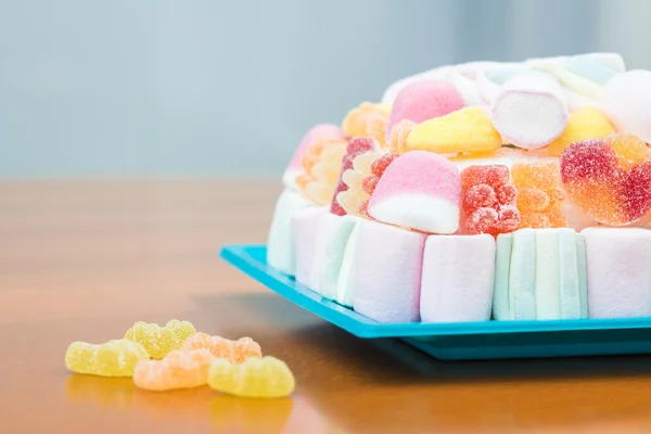 Marshmallows and jelly beans cake in pastel tones — Stock Photo, Image