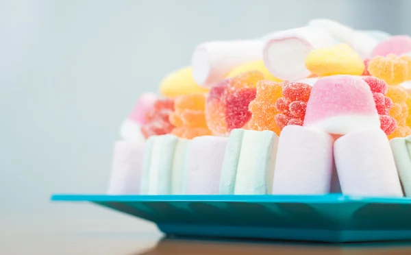 Marshmallows and jelly beans cake in pastel tones — Stock Photo, Image