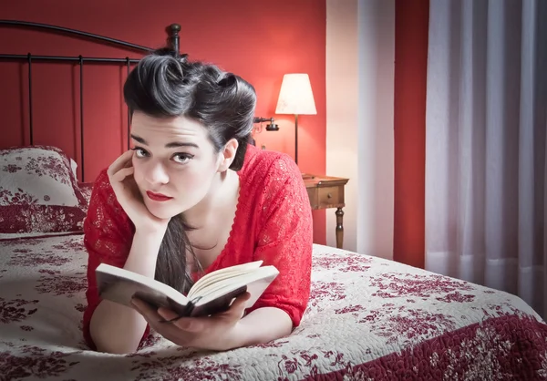 Menina da moda com maquiagem branca e vestido retro — Fotografia de Stock