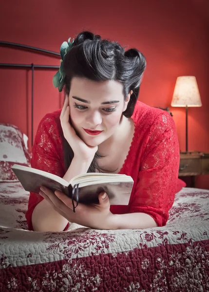 Menina da moda com maquiagem branca e vestido retro — Fotografia de Stock