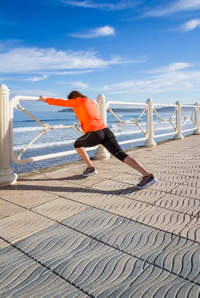 Junges Mädchen wärmt sich auf, bevor es in eine Promenade läuft — Stockfoto