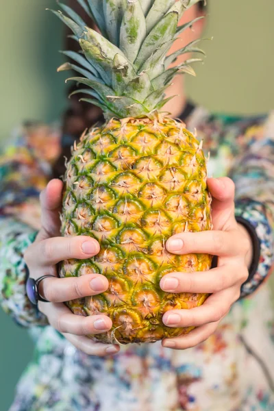 时尚女孩抱着菠萝之间她的手 — 图库照片