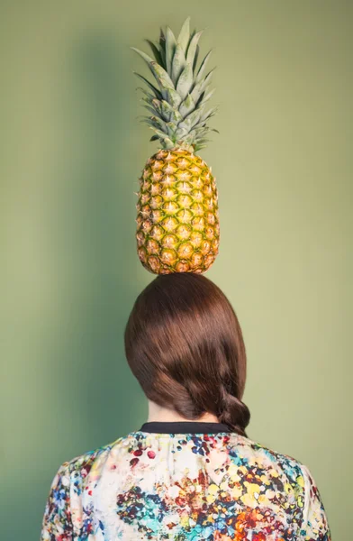 Fargerik motejente med ananas over hodet – stockfoto