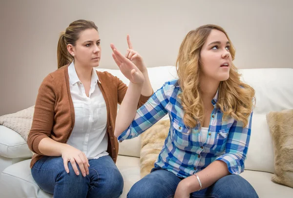 Furious mother arguing with her teenage daughter — Stock Photo, Image