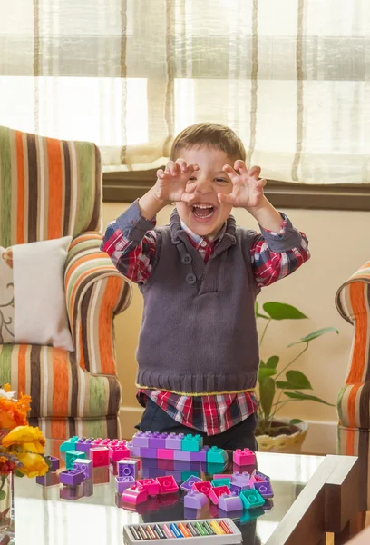 Canavar yüz yapma ve evde oynarken komik çocuk — Stok fotoğraf