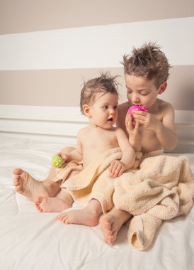 çocuk ve oyun havlu altında ıslak saçlı bebek