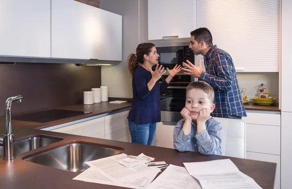 Sofrimento infantil triste e pais discutindo — Fotografia de Stock