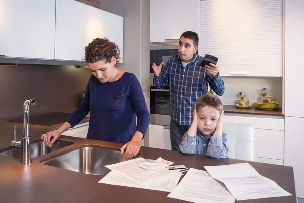 Besorgte Mutter leidet, während Vater schreit — Stockfoto