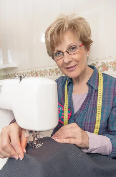 Senion couturière femme travaillant sur la machine à coudre — Photo