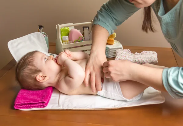 Ibu mengganti popok bayi yang menggemaskan — Stok Foto