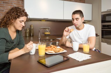 ciddi ve bıkkın bir çift evde kahvaltı