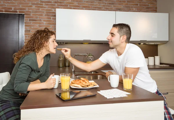 Menino feliz alimentando sua namorada em um café da manhã — Fotografia de Stock