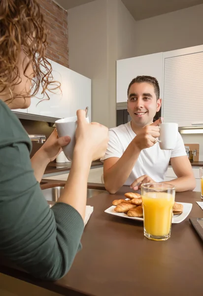 Feliz amor casal falando no pequeno-almoço em casa — Fotografia de Stock