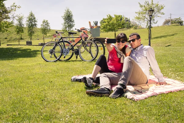 Ζευγάρι ερωτευμένος λαμβάνοντας μια φωτογραφία του selfie για το πάρκο — Φωτογραφία Αρχείου