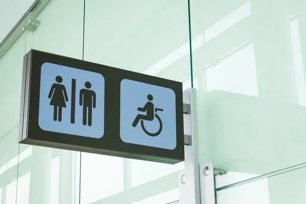 Öffentliche Toilettenschilder mit behindertengerechtem Zugang — Stockfoto