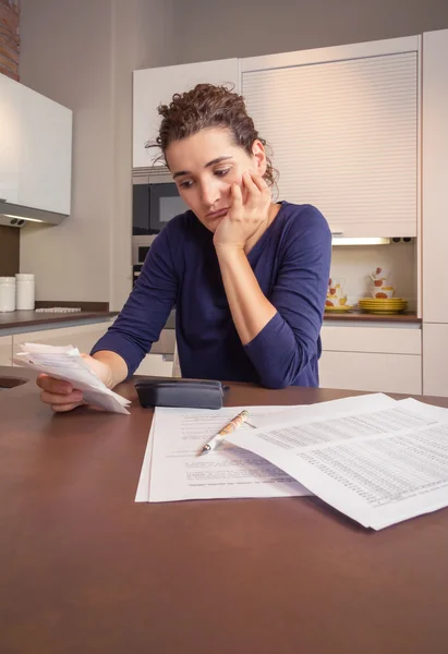 Femme sans emploi et divorcée avec dettes révisant ses factures mensuelles — Photo