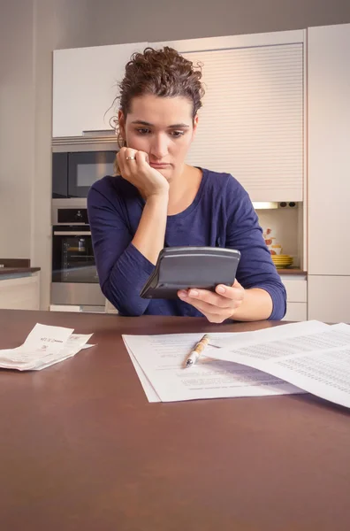 Mujer desempleada con deudas revisa facturas mensuales —  Fotos de Stock