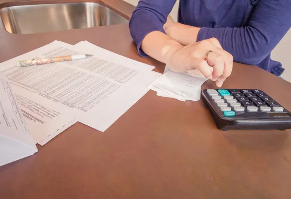 aylık faturalarını gözden borçları ile işsiz ve boşanmış kadın