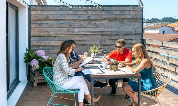 Menschen, die auf der Terrasse des Büros arbeiten — Stockfoto