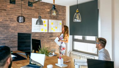 İşçileriyle bir iş toplantısında kadın yönetici.